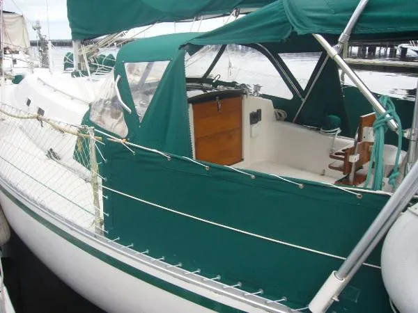 Slide: The Image of Canadian Sailcraft CS 33 1984 - 5