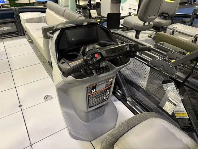 Slide: The Image of Sea-Doo Switch Cruise™ 21 - 300 Hp - Tech Painted 2026 - 11