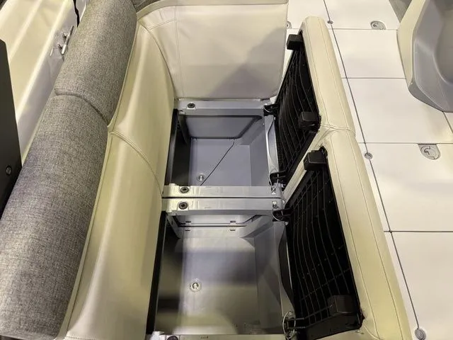 Slide: The Image of Sea-Doo Switch Cruise™ 21 - 300 Hp - Tech Painted 2026 - 19