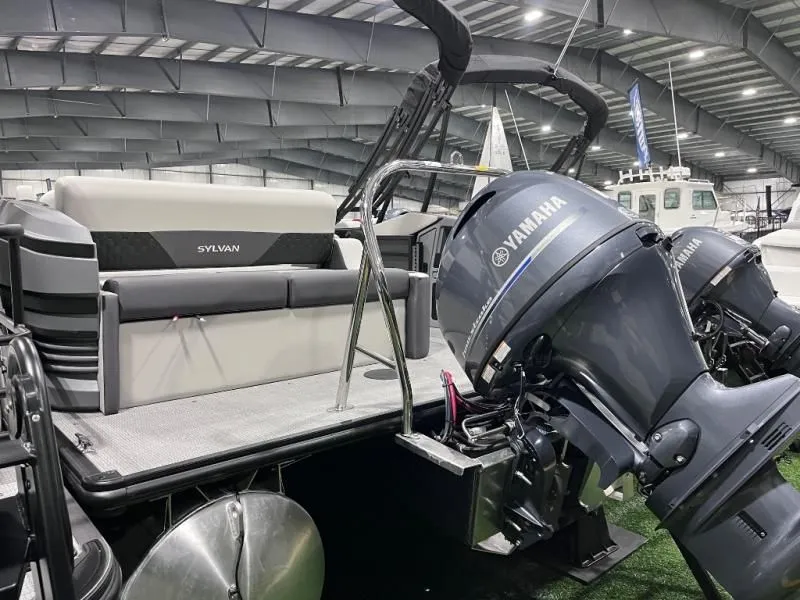 Slide: The Image of R-Series R-20 CLZ DH 2026 - 5