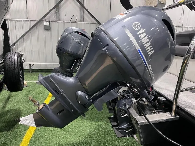 Slide: The Image of R-Series R-20 CLZ DH 2026 - 7