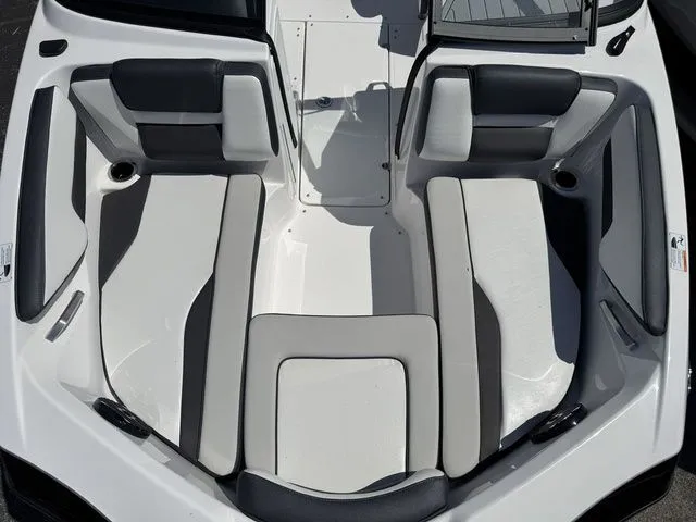 Slide: The Image of Yamaha 195S 2025 - 13