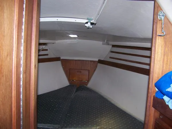 Slide: The Image of Catalina Cruising Sloop W/Tall 1986 - 3