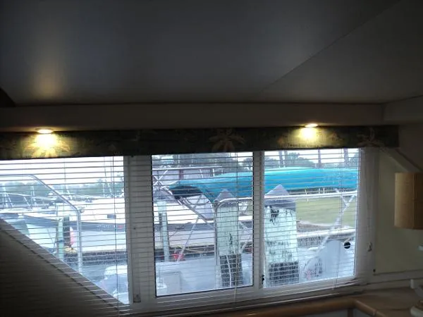 Slide: The Image of Carver Yachts 325 AFT CABIN 1997 - 9