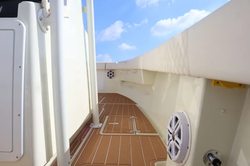 Slide: The Image of Intrepid 289 Open boat, deck view, year 2002. - 18