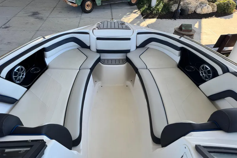 Slide: The Image of 2016 Yamaha Boats 242 Limited S E-Series interior with spacious seating and sleek design. - 4