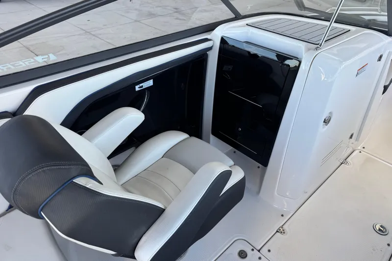 Slide: The Image of Interior of 2016 Yamaha Boats 242 Limited S E-Series, featuring a sleek captain's chair. - 8