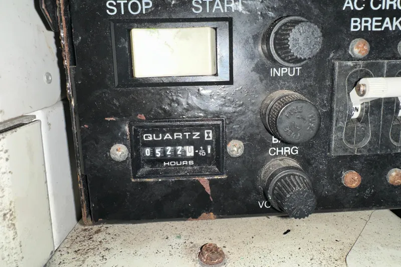 Slide: The Image of Control panel of a 2005 Carver 36 Super Sport boat, showing 522 hours on quartz meter. - 64