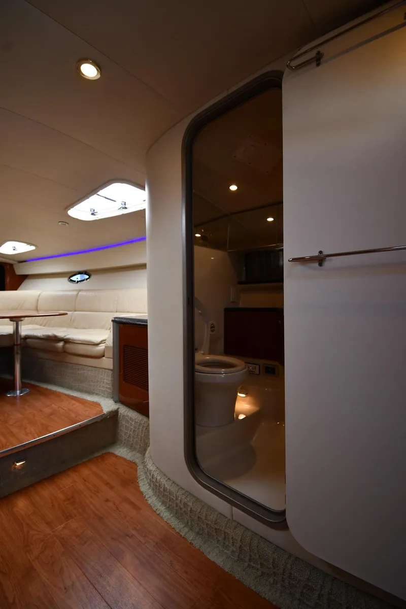 Slide: The Image of Interior of 2008 Formula 400 Super Sport yacht. - 41