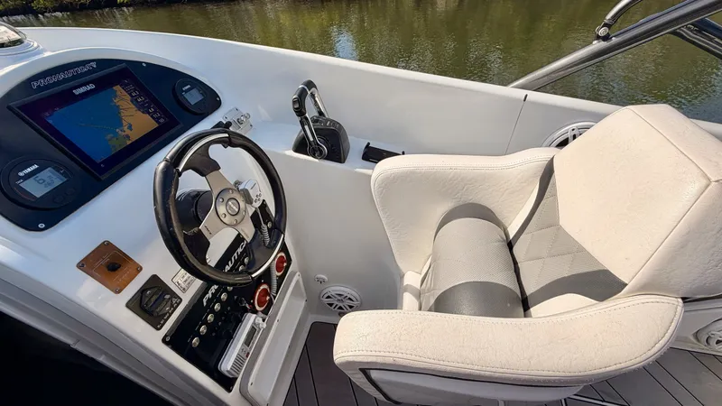 Slide: The Image of Pronautica 33 Sport 2014 helm with navigation system. - 17