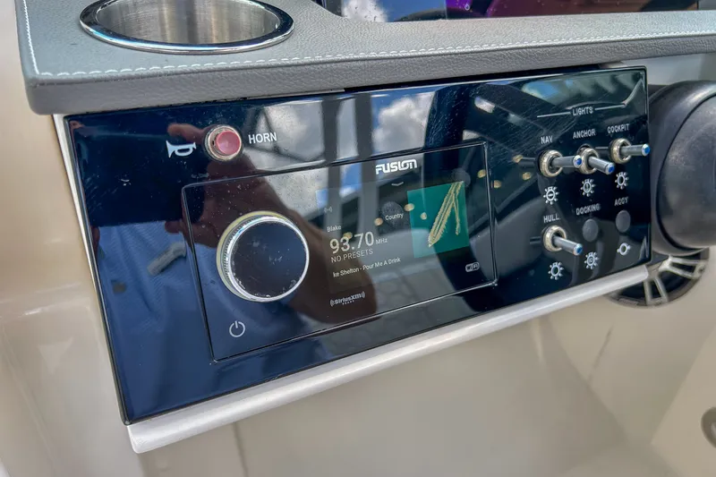 Slide: The Image of Sea Ray 250 SDX OUTBOARD 2021 - 11
