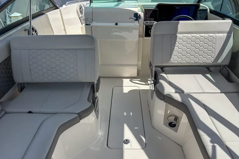 Slide: The Image of Sea Ray 250 SDX OUTBOARD 2021 - 16