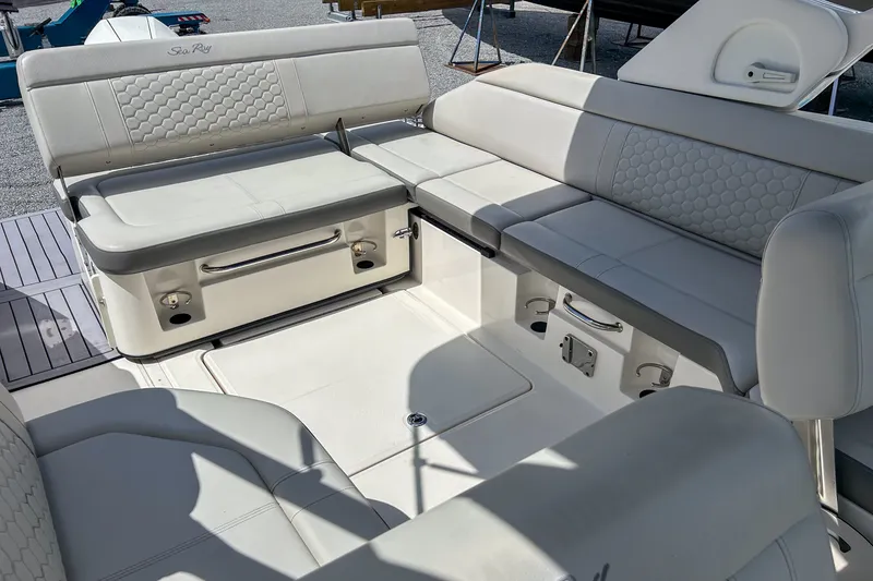 Slide: The Image of Sea Ray 250 SDX OUTBOARD 2021 - 17