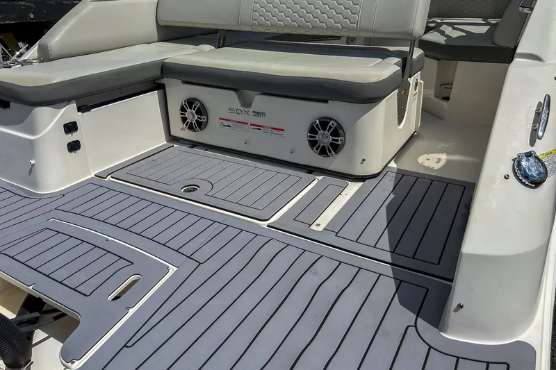 Slide: The Image of Sea Ray 250 SDX OUTBOARD 2021 - 18