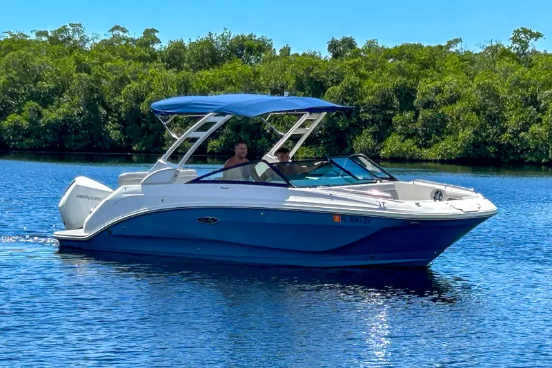 Slide: The Image of Sea Ray 250 SDX OUTBOARD 2021 - 2