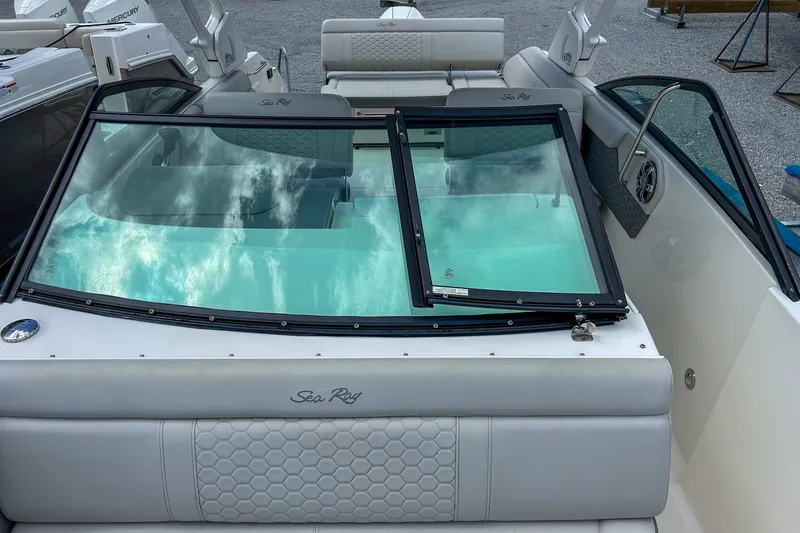 Slide: The Image of Sea Ray 250 SDX OUTBOARD 2021 - 20