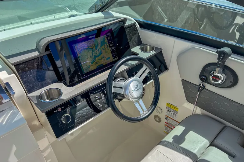 Slide: The Image of Sea Ray 250 SDX OUTBOARD 2021 - 7