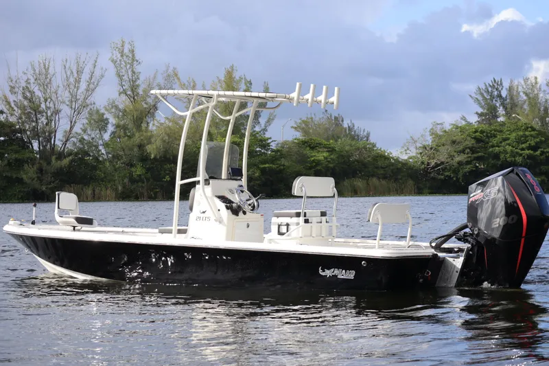 The Image of 2019 Mako 21 LTS boat on calm water. - 0