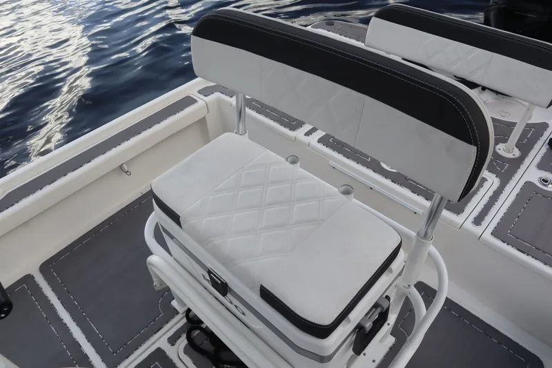 Slide: The Image of 2019 Mako 21 LTS boat seat on calm water. - 10