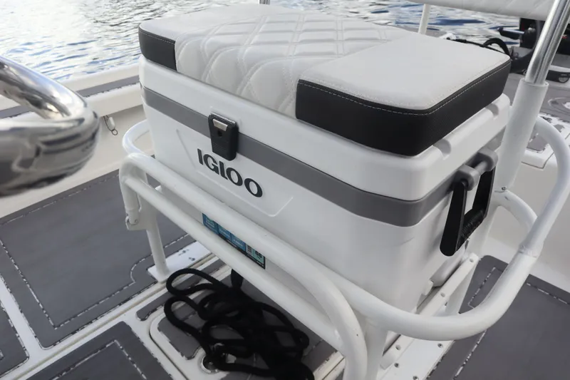 Slide: The Image of Igloo cooler on Mako 21 LTS boat, 2019 model. - 11