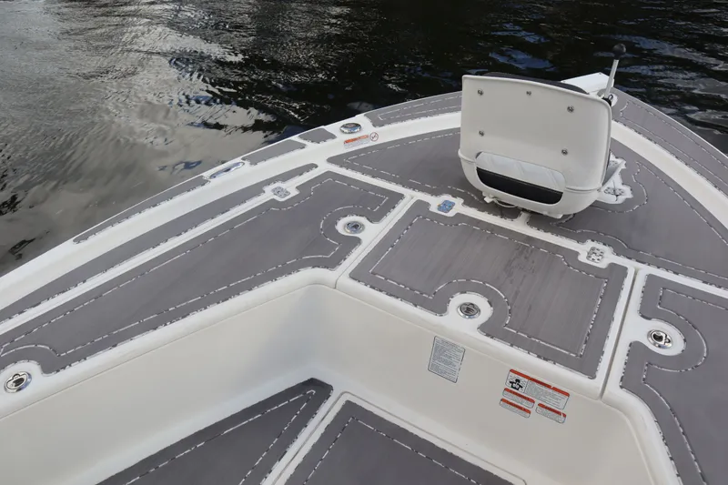 Slide: The Image of 2019 Mako 21 LTS boat with gray deck padding. - 14
