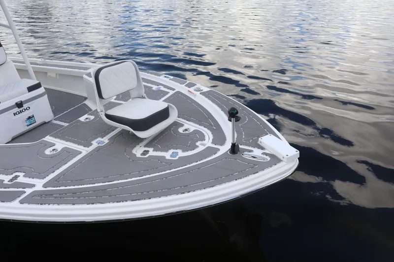Slide: The Image of 2019 Mako 21 LTS boat with gray deck on calm water. - 5