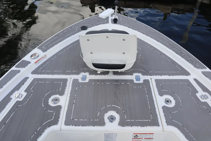 Slide: The Image of 2019 Mako 21 LTS boat with gray deck and seat. - 7