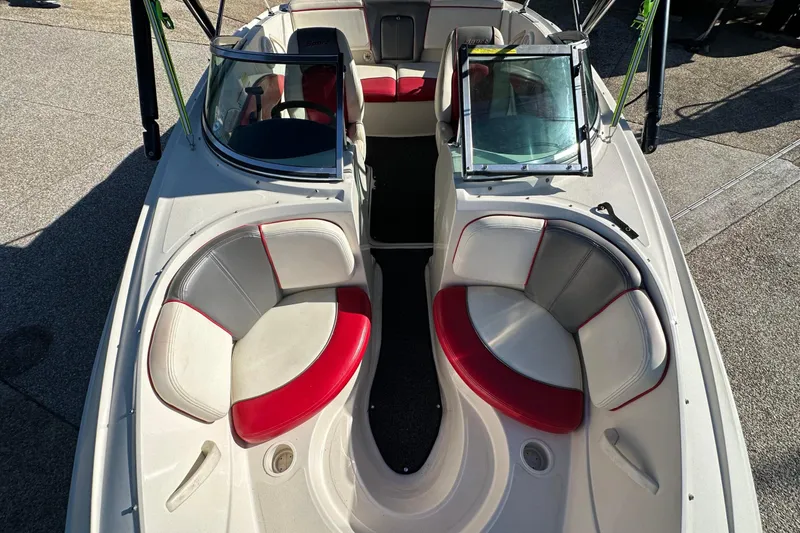 Slide: The Image of 2007 Sea Ray 195 Sport boat interior with red and white seating. - 6