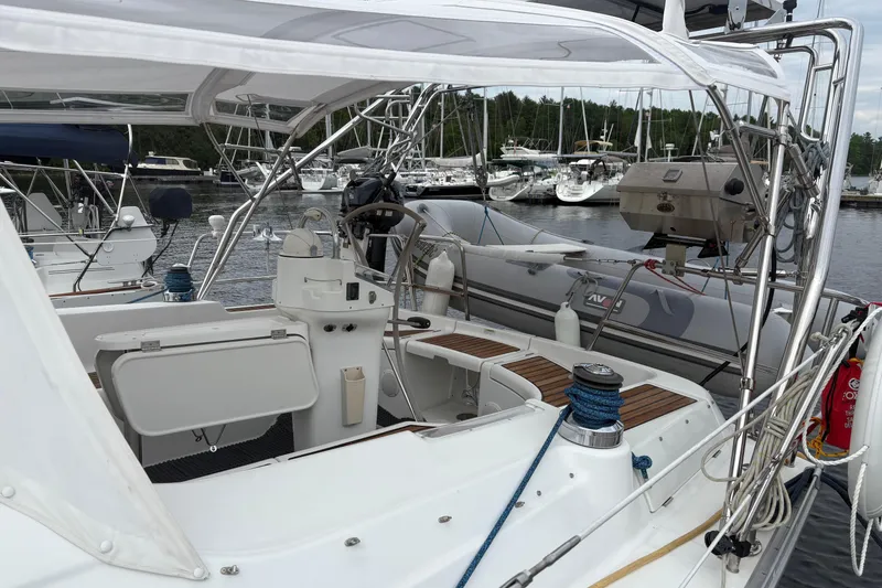 Slide: The Image of 2006 Beneteau Oceanis Clipper 393 sailboat cockpit with marina view, featuring modern amenities. - 10