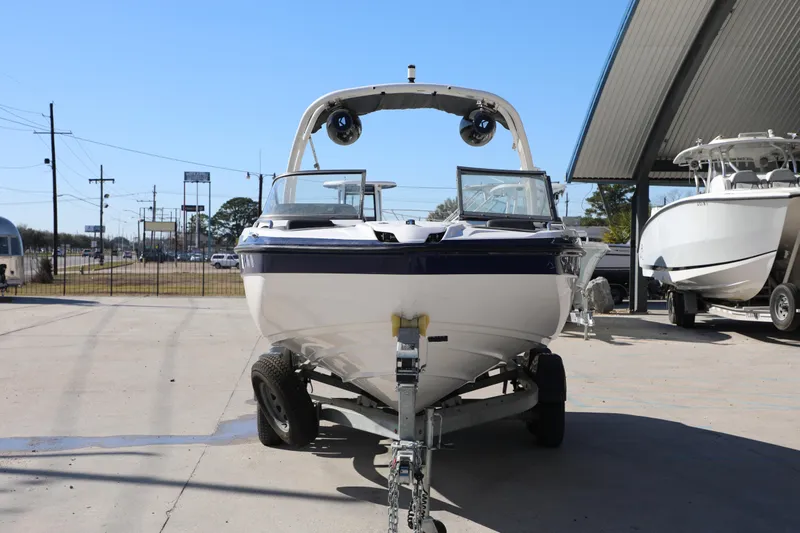 Slide: The Image of 2022 Yamaha Boats AR210 on trailer in outdoor showroom. - 3