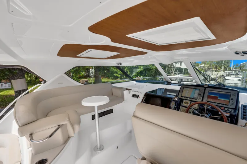 Slide: The Image of Interior of 2006 Tiara Yachts 4300 Sovran with modern amenities. - 10