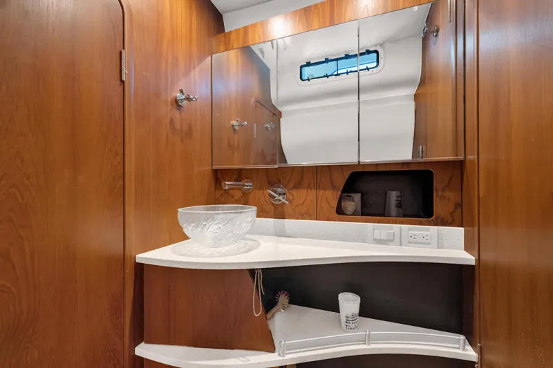 Slide: The Image of Tiara 4300 Sovran 2008 - 20