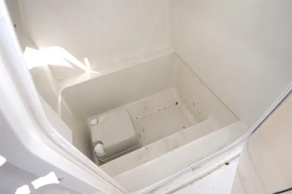 Slide: The Image of Caravelle 230 Seahawk Center Console 2004 - 8