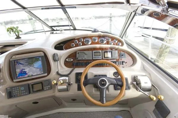 Slide: The Image of Sea Ray 410 Express Cruiser 2000 - 7