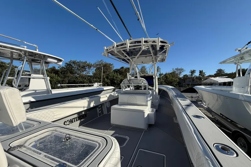 Slide: The Image of 2006 Contender 33 Tournament boat with spacious deck and seating under clear blue sky. - 22