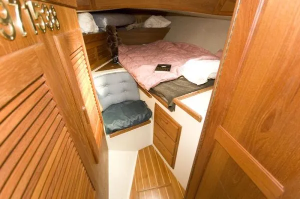 Slide: The Image of Pacific Seacraft Crealock 37 1990 - 4