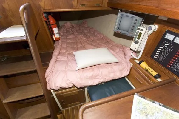 Slide: The Image of Pacific Seacraft Crealock 37 1990 - 5