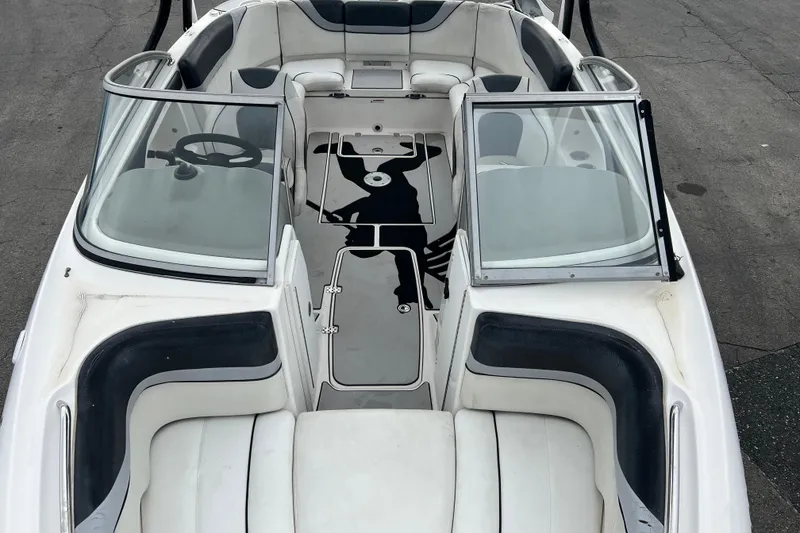 Slide: The Image of 2006 Yamaha Boats SX230 HO interior with open windshield and seating. - 15