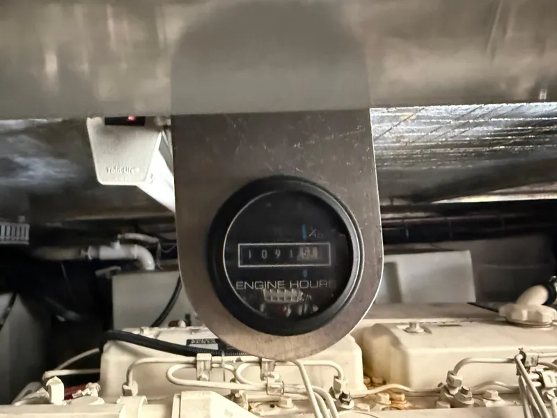 Slide: The Image of Engine hour meter on 2000 Carver 450 Voyager Pilothouse, displaying 991.4 hours. - 43