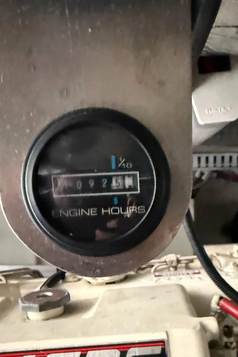 Slide: The Image of Engine hour meter showing 925 hours on a 2000 Carver 450 Voyager Pilothouse. - 44