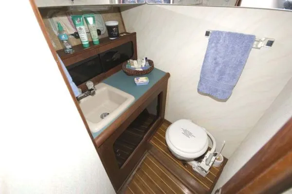 Slide: The Image of Bayliner 3888 Motoryacht 1989 - 10