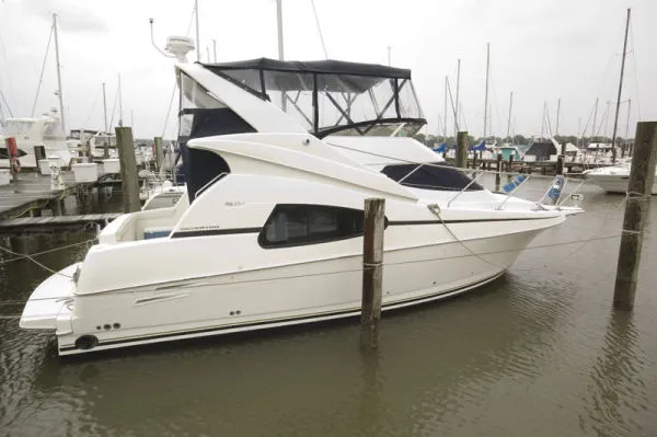 Slide: The Image of Silverton 330 Sport Bridge 2000 - 0