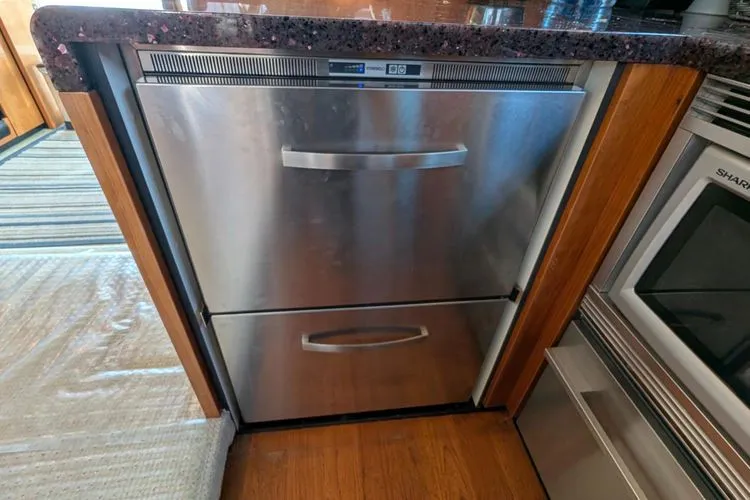 Slide: The Image of 2010 Fairline Squadron - Image 27 - 27