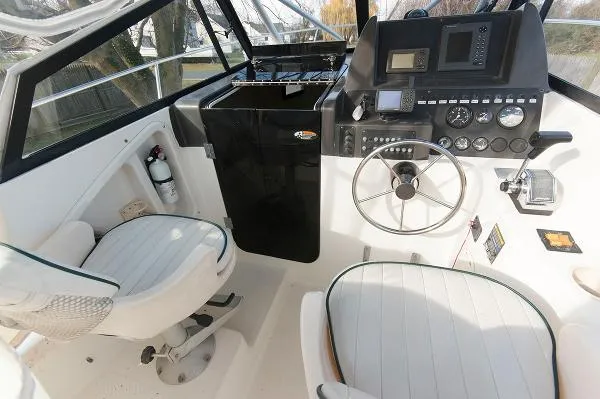 Slide: The Image of Bayliner 2509 Trophy Walkaround 2001 - 3