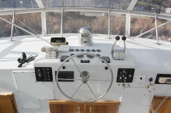 Slide: The Image of Hatteras 61 Cockpit Motoryacht 1982 - 10