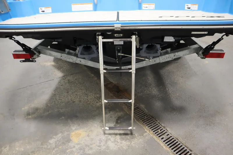 Slide: The Image of 2023 Yamaha Boats 222XD rear view with ladder and trailer attachment. - 50