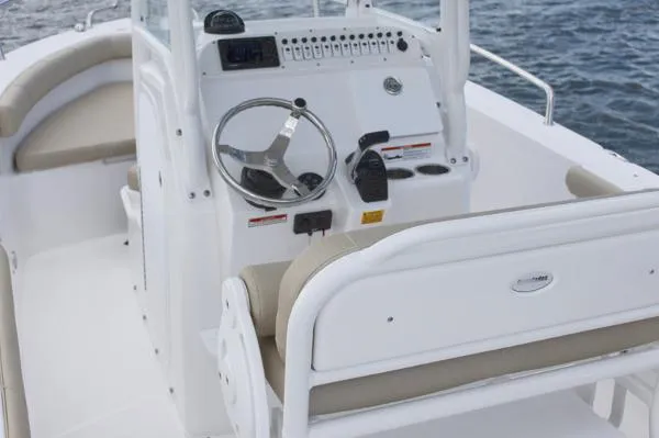 Slide: The Image of Everglades 230 Center Console 2015 - 4