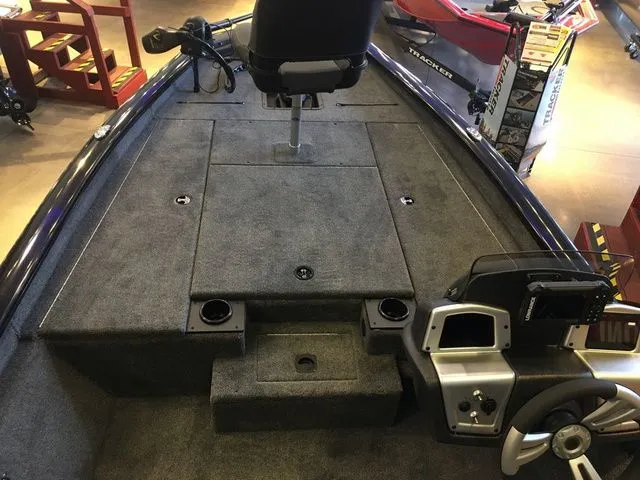 Slide: The Image of Tracker Pro Team 190 TX 2026 - 16