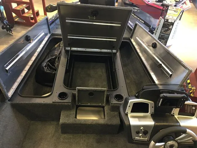 Slide: The Image of Tracker Pro Team 190 TX 2026 - 18