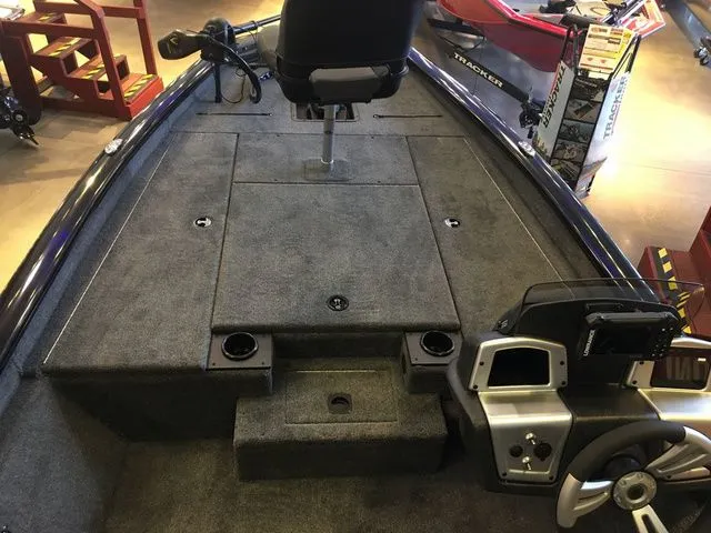 Slide: The Image of Tracker Pro Team 190 TX 2026 - 19